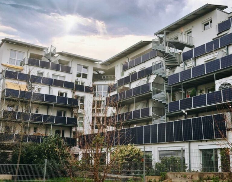 découvrez l'innovation durable avec notre immeuble solaire, un bâtiment écologique conçu pour minimiser l'impact environnemental tout en offrant un confort moderne. profitez d'une économie d'énergie grâce à ses panneaux solaires intégrés et engagez-vous pour un avenir plus vert.