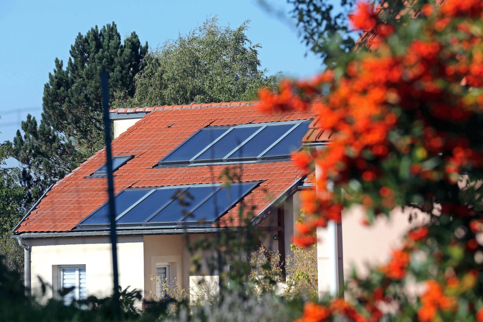 découvrez tout ce qu'il faut savoir sur l'imposition des revenus générés par l'énergie solaire. obtenez des informations claires sur les règles fiscales, les déductions possibles et les obligations légales liées à la production d'électricité solaire, afin de maximiser vos avantages fiscaux tout en respectant la législation en vigueur.