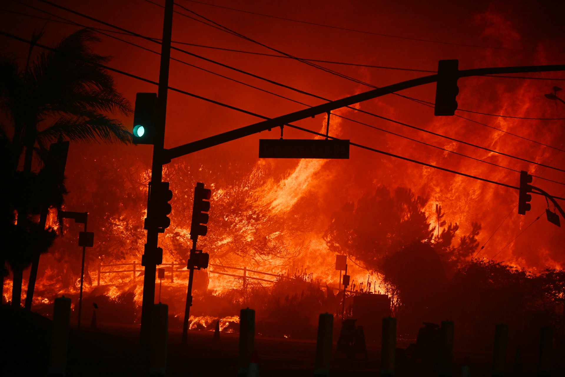 découvrez les causes, les conséquences et les mesures de prévention des incendies. informez-vous sur les différents types d'incendies, les techniques de lutte et les conseils pour garantir votre sécurité et celle de votre entourage face à ce fléau.
