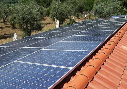 découvrez comment l'inclinaison des panneaux photovoltaïques influence leur efficacité et leur production d'énergie. apprenez à optimiser l'angle d'installation pour maximiser la capture solaire et réduire vos factures d'électricité.