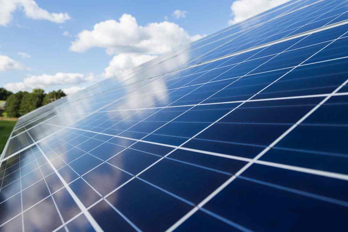 découvrez comment l'inclinaison de votre panneau solaire peut optimiser sa performance. apprenez les meilleurs angles d'inclinaison pour maximiser la production d'énergie solaire tout au long de l'année.