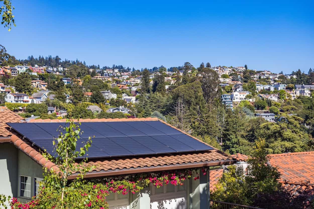 découvrez l'importance de l'inclinaison des panneaux solaires pour optimiser leur performance. apprenez comment choisir le meilleur angle d'inclination en fonction de votre localisation et des saisons, afin de maximiser la production d'énergie solaire et réduire vos factures d'électricité.