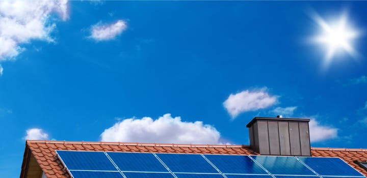 découvrez comment l'inclinaison des panneaux solaires peut optimiser leur performance. apprenez les angles idéaux pour maximiser l'absorption de la lumière et améliorer l'efficacité énergétique de vos installations.