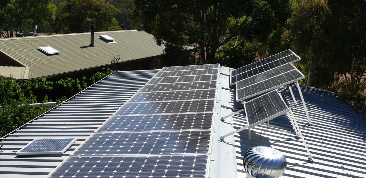 découvrez comment l'inclinaison des panneaux solaires influence leur efficacité et leur production d'énergie. apprenez les meilleures pratiques pour optimiser l'angle d'installation et maximiser vos économies d'énergie.