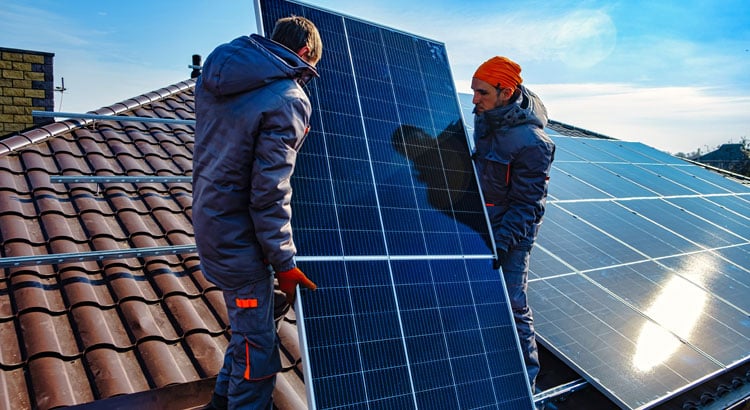 découvrez les inconvénients de l'énergie solaire, de son coût d'installation élevé aux contraintes d'espace et d'ensoleillement, pour mieux évaluer cette source d'énergie renouvelable avant de faire votre choix.