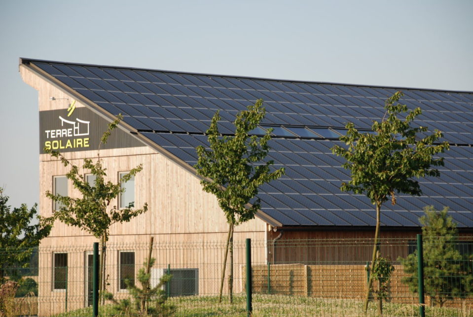 découvrez les solutions d'énergie renouvelable avec l'industriel photovoltaïque. optimisez votre production d'énergie grâce à des technologies innovantes et durables, tout en réduisant votre empreinte carbone. informez-vous sur les avantages économiques et environnementaux de l'énergie solaire pour un futur plus vert.