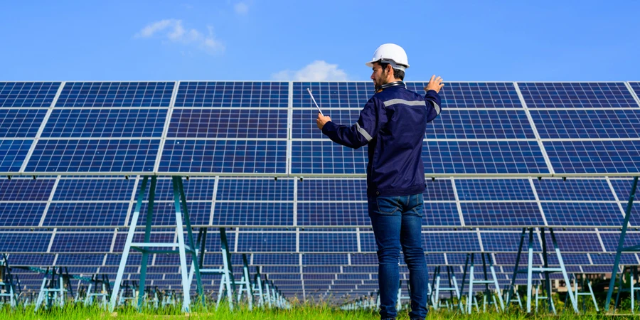 découvrez le métier d'ingénieur photovoltaïque, un expert des systèmes solaires photovoltaïques. apprenez comment ces professionnels conçoivent, évaluent et optimisent des installations solaires pour produire une énergie propre et durable, tout en contribuant à la transition énergétique.