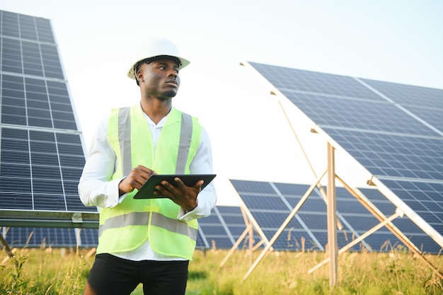 découvrez le rôle essentiel de l'ingénieur solaire dans la conception et l'optimisation de systèmes énergétiques durables. apprenez comment ces experts contribuent à un avenir plus vert grâce à l'innovation et aux technologies solaires.