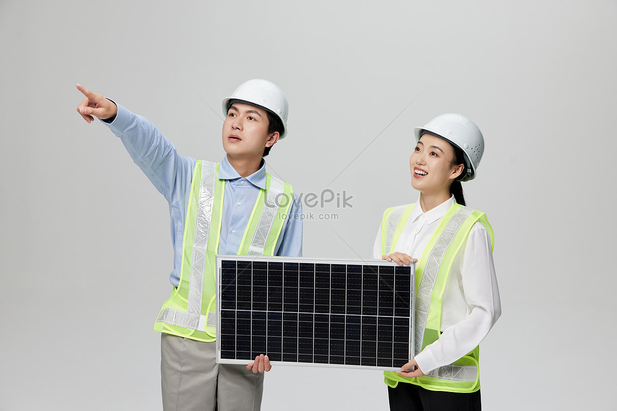 découvrez le rôle clé de l'ingénieur solaire dans la transition énergétique. cet expert conçoit, développe et optimise des solutions solaires innovantes pour maximiser l'efficacité énergétique et réduire l'empreinte carbone. apprenez-en plus sur les compétences requises et les défis de cette carrière passionnante dans le secteur des énergies renouvelables.