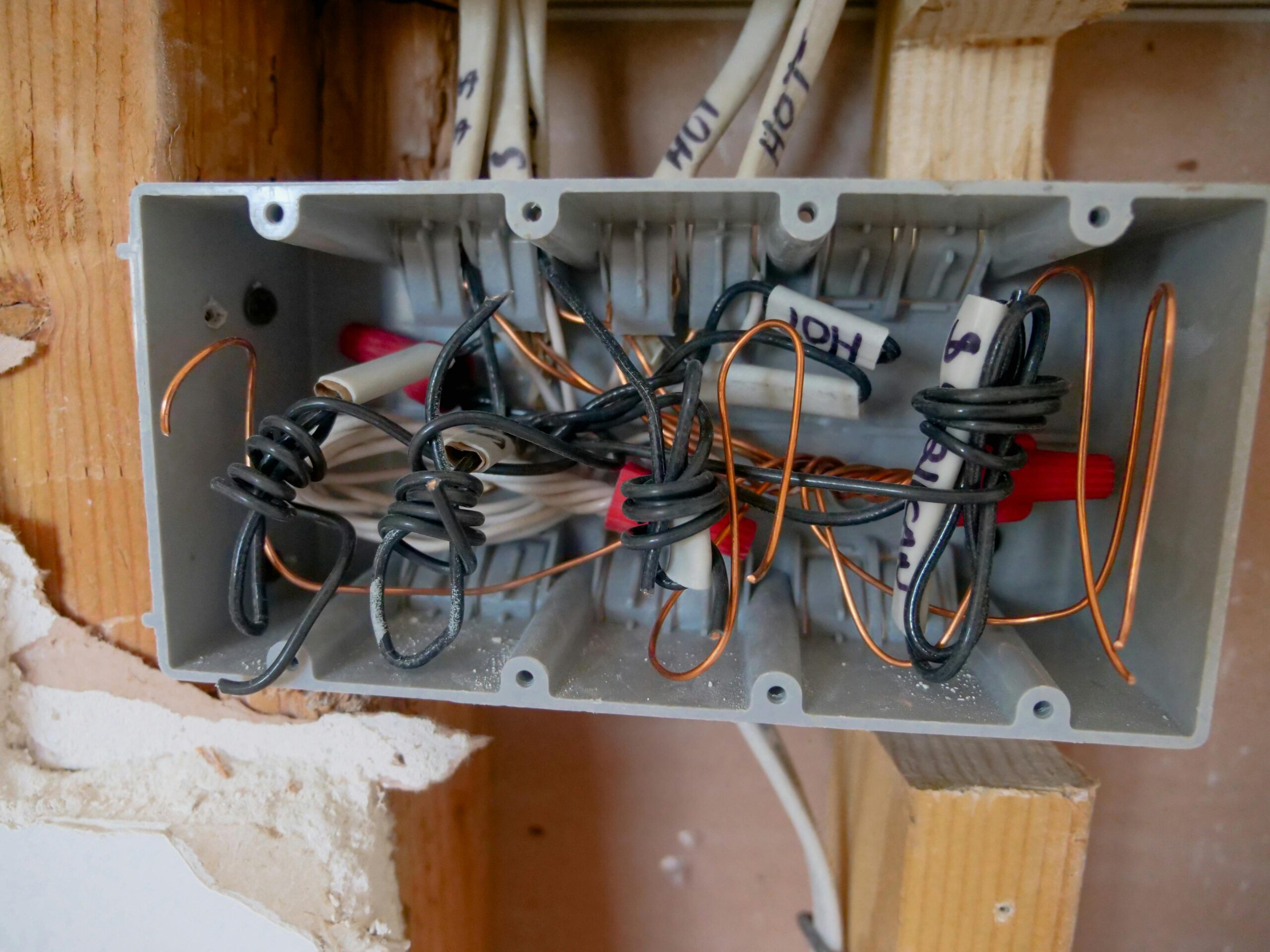 découvrez nos conseils et astuces pour réaliser une installation électrique diy en toute sécurité. apprenez les étapes clés, les matériaux nécessaires et les bonnes pratiques pour réussir vos projets d'électricité à la maison.