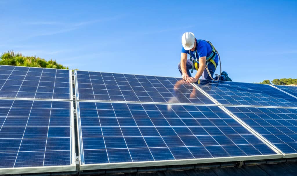 découvrez comment installer des panneaux solaires efficacement pour optimiser votre consommation d'énergie et réduire vos factures. suivez notre guide complet pour une installation réussie et profitez des avantages des énergies renouvelables.