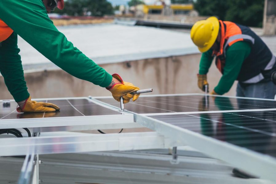 découvrez comment installer des panneaux solaires chez vous pour réduire votre facture d'électricité et contribuer à la protection de l'environnement. suivez nos étapes simples et profitez des énergies renouvelables !
