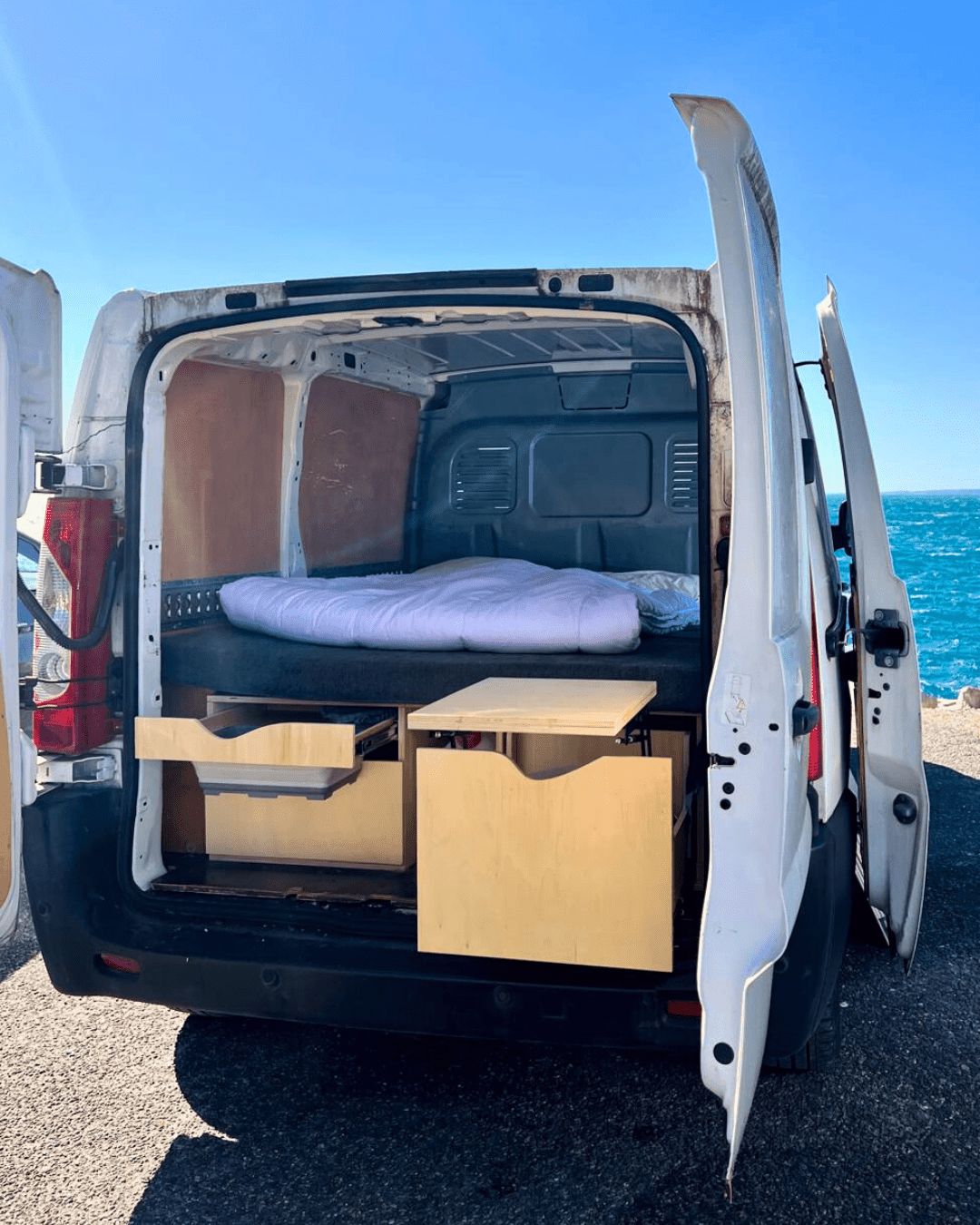 découvrez notre kit fourgon complet, conçu pour optimiser l'espace de votre véhicule et répondre à tous vos besoins de voyage. que vous soyez un aventurier ou un professionnel, notre kit vous offre confort, fonctionnalité et style pour des déplacements en toute sérénité.