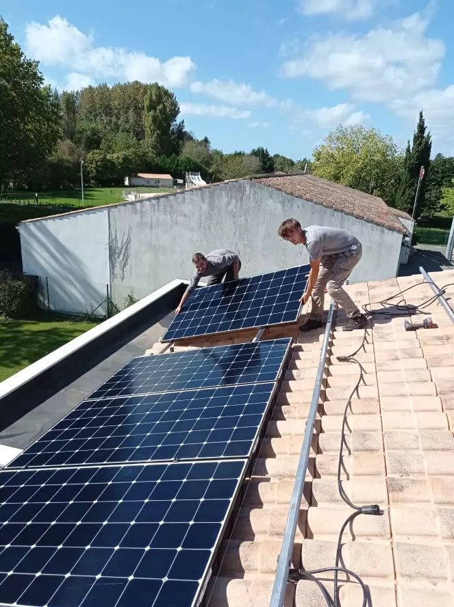 découvrez notre kit solaire 3kwc, une solution idéale pour produire votre propre électricité tout en réduisant votre empreinte carbone. parfait pour les foyers souhaitant bénéficier d'énergie renouvelable, ce kit performant et abordable vous permet de réaliser des économies sur vos factures d'énergie. optez pour un avenir durable avec notre kit solaire 3kwc!