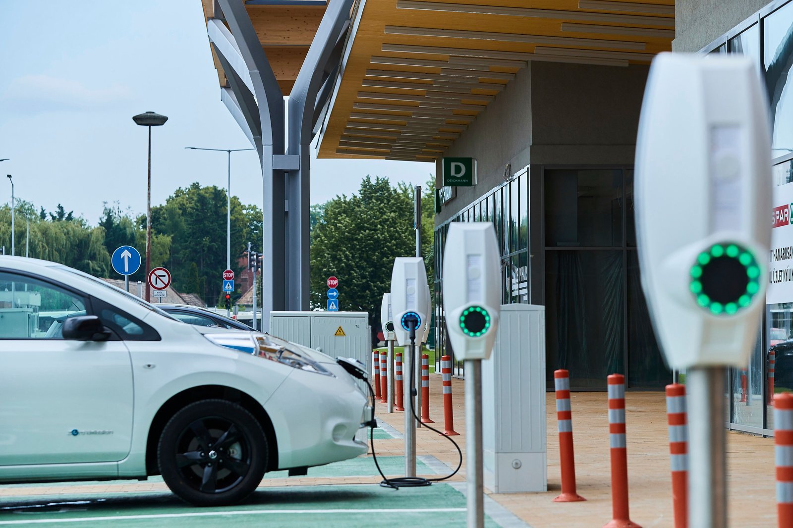 découvrez tout ce que vous devez savoir sur la loi concernant le stationnement en france. informez-vous sur les droits et obligations des conducteurs, les règles de stationnement, ainsi que les amendes et régulations en vigueur pour un stationnement en toute légalité.