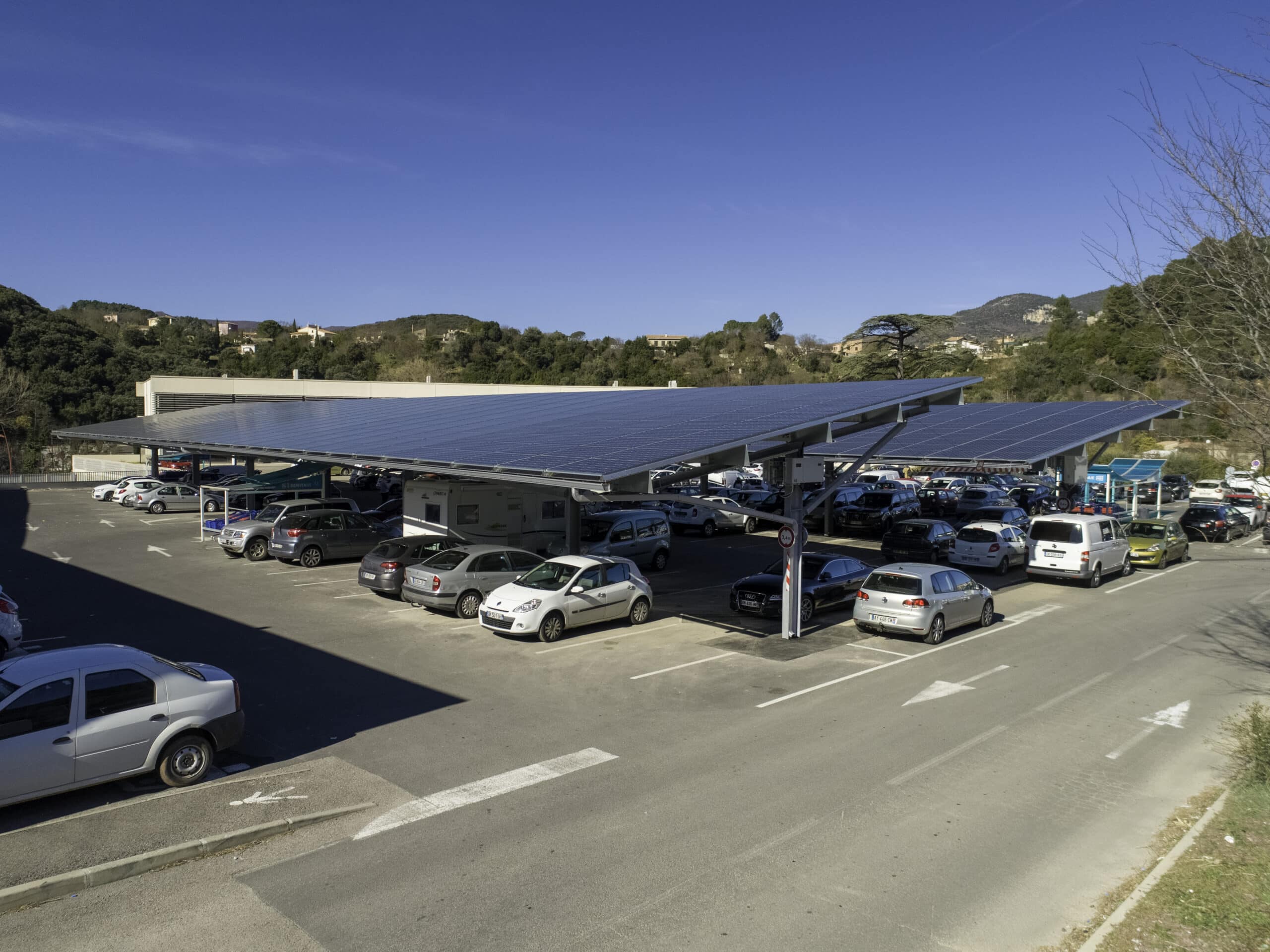 découvrez tout ce qu'il faut savoir sur la loi parking : réglementation, obligations des propriétaires et des usagers, ainsi que les enjeux liés à la gestion des espaces de stationnement. informez-vous sur vos droits et responsabilités en matière de stationnement.