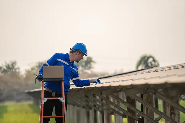 découvrez l'importance de la maintenance photovoltaïque pour optimiser la performance de votre installation solaire. assurez la longévité de vos panneaux solaires et maximisez votre production d'énergie grâce à nos services professionnels et adaptés.