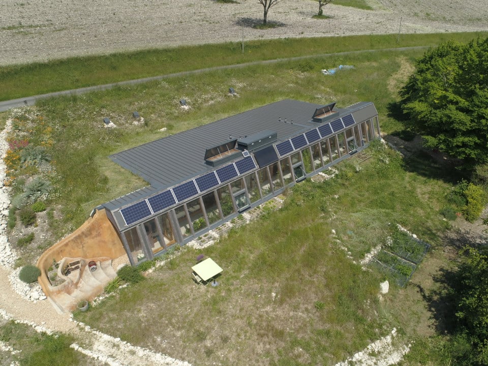 découvrez les avantages d'une maison autonome : un habitat respectueux de l'environnement, fonctionnant grâce à des énergies renouvelables et offrant une indépendance énergétique. apprenez comment optimiser votre espace de vie pour réduire votre empreinte carbone tout en garantissant confort et modernité.