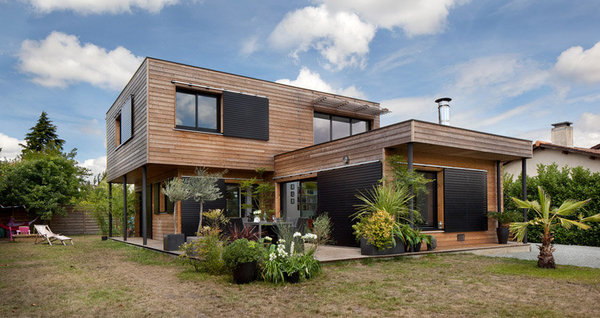 découvrez les avantages d'une maison autonome : économisez sur vos factures d'énergie, réduisez votre empreinte carbone et vivez en harmonie avec la nature grâce à des solutions durables et innovantes.