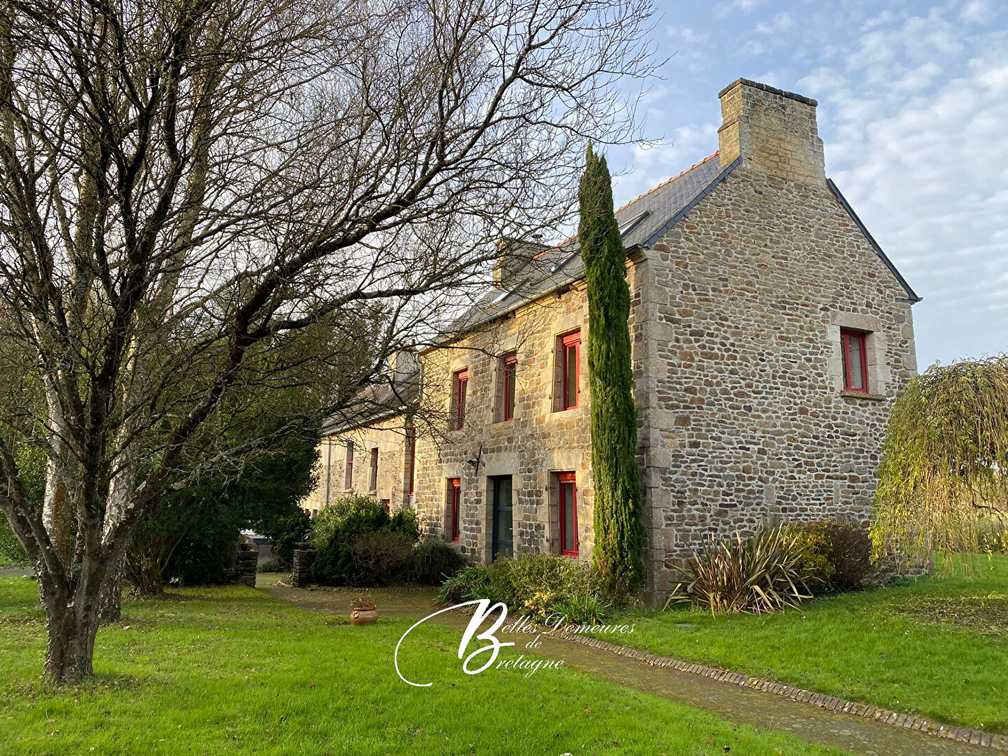 découvrez notre maison autonome en bretagne, alliant confort moderne et respect de l'environnement. profitez d'un cadre de vie unique, des énergies renouvelables et une construction durable, idéale pour une vie écoresponsable.