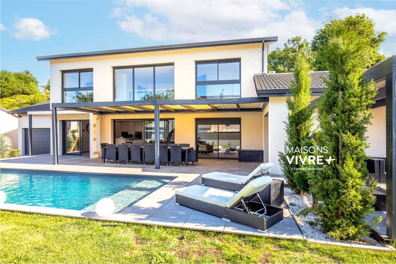 découvrez comment une maison énergie positive peut transformer votre quotidien en produisant plus d'énergie qu'elle n'en consomme. explorez les avantages écologiques et économiques de vivre dans un habitat durable et innovant.