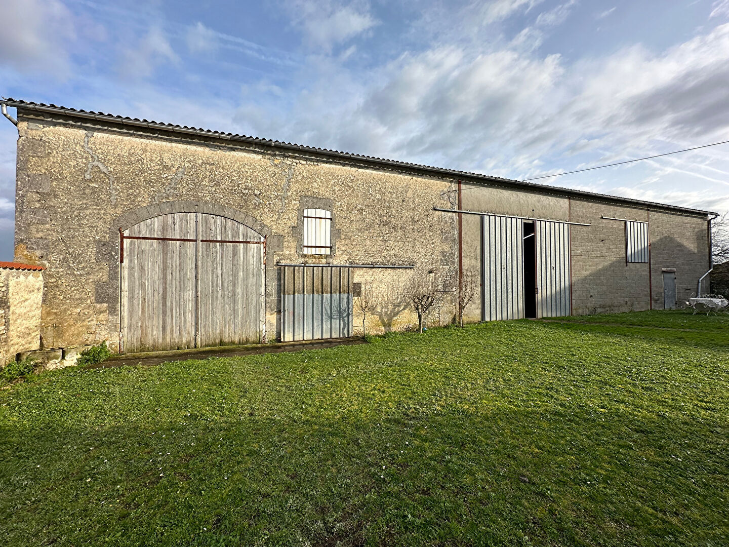 découvrez notre sélection de maisons hangar, alliant style moderne et fonctionnalité. explorez des espaces de vie uniques, adaptés à vos besoins, avec de grandes surfaces et un design lumineux.