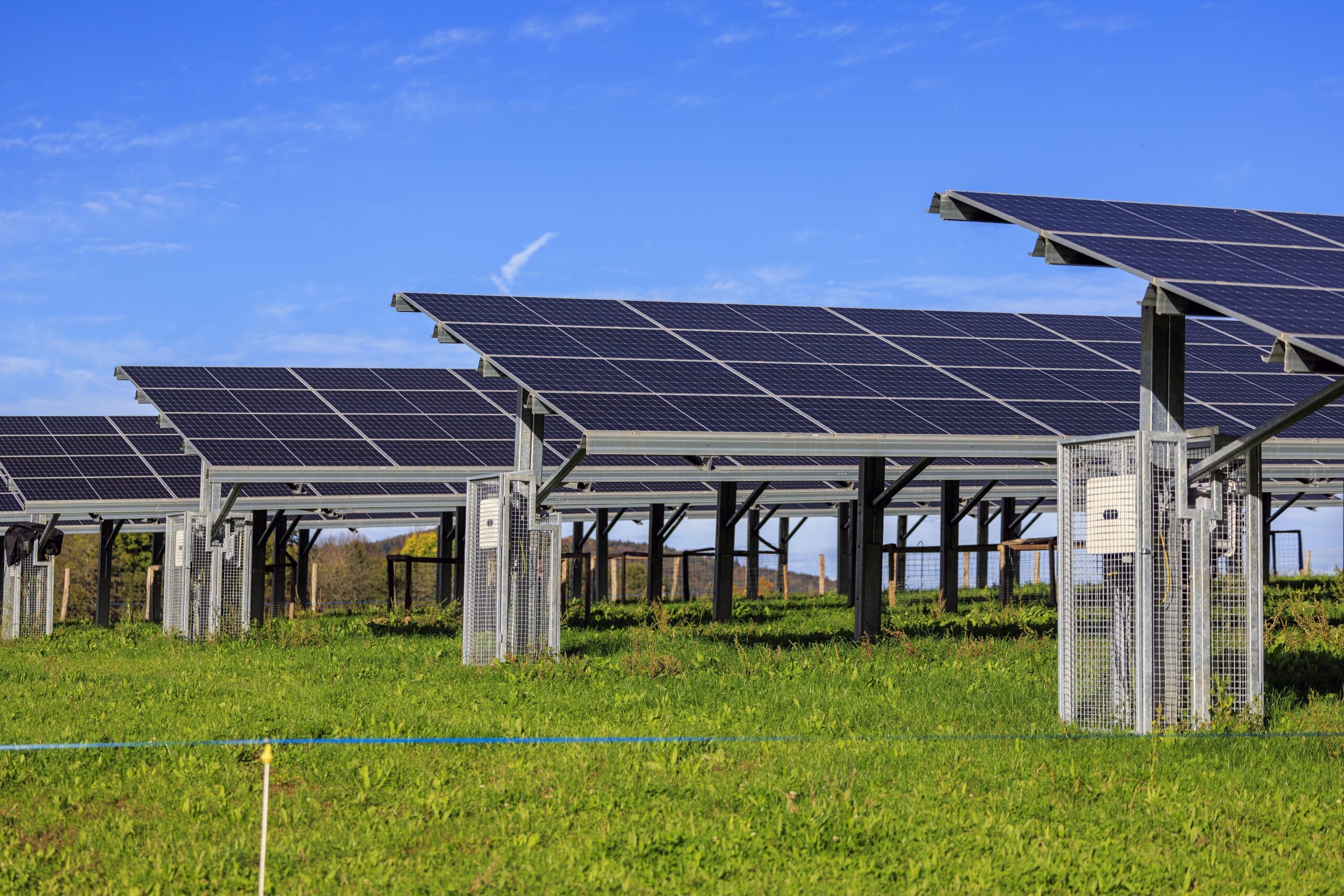 découvrez comment équiper votre maison avec des panneaux photovoltaïques pour réduire votre facture d'électricité et contribuer à la protection de l'environnement. informez-vous sur les avantages, le fonctionnement et les aides financières disponibles pour une transition énergétique réussie.