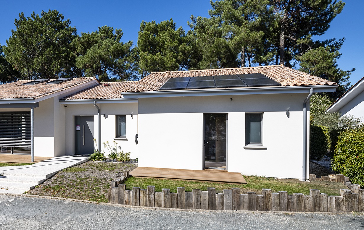 découvrez comment intégrer des panneaux photovoltaïques dans votre maison pour réduire votre empreinte carbone et réaliser des économies d'énergie. optez pour une solution durable et écologique qui valorise votre habitation tout en contribuant à la transition énergétique.