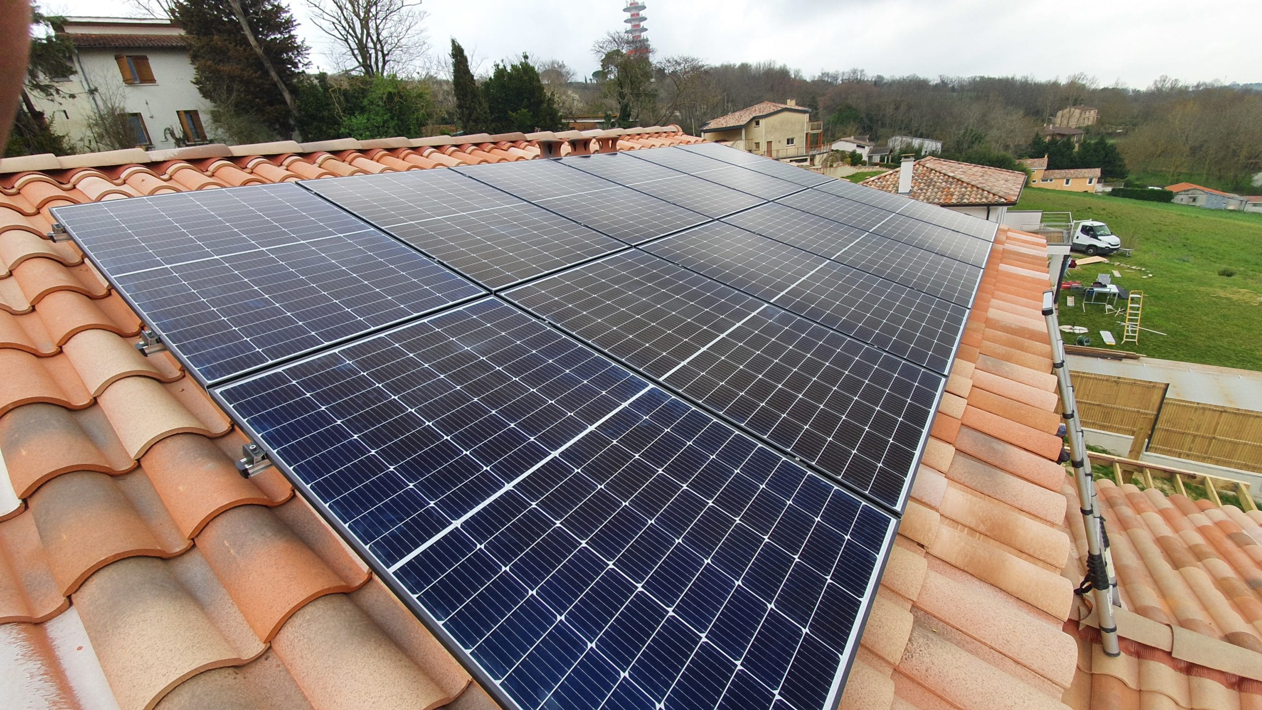 découvrez notre maison photovoltaïque, un habitat durable conçu pour optimiser votre consommation d'énergie. profitez des avantages des panneaux solaires tout en préservant l'environnement. transformez votre mode de vie grâce à une alternative énergétique innovante et écologique.