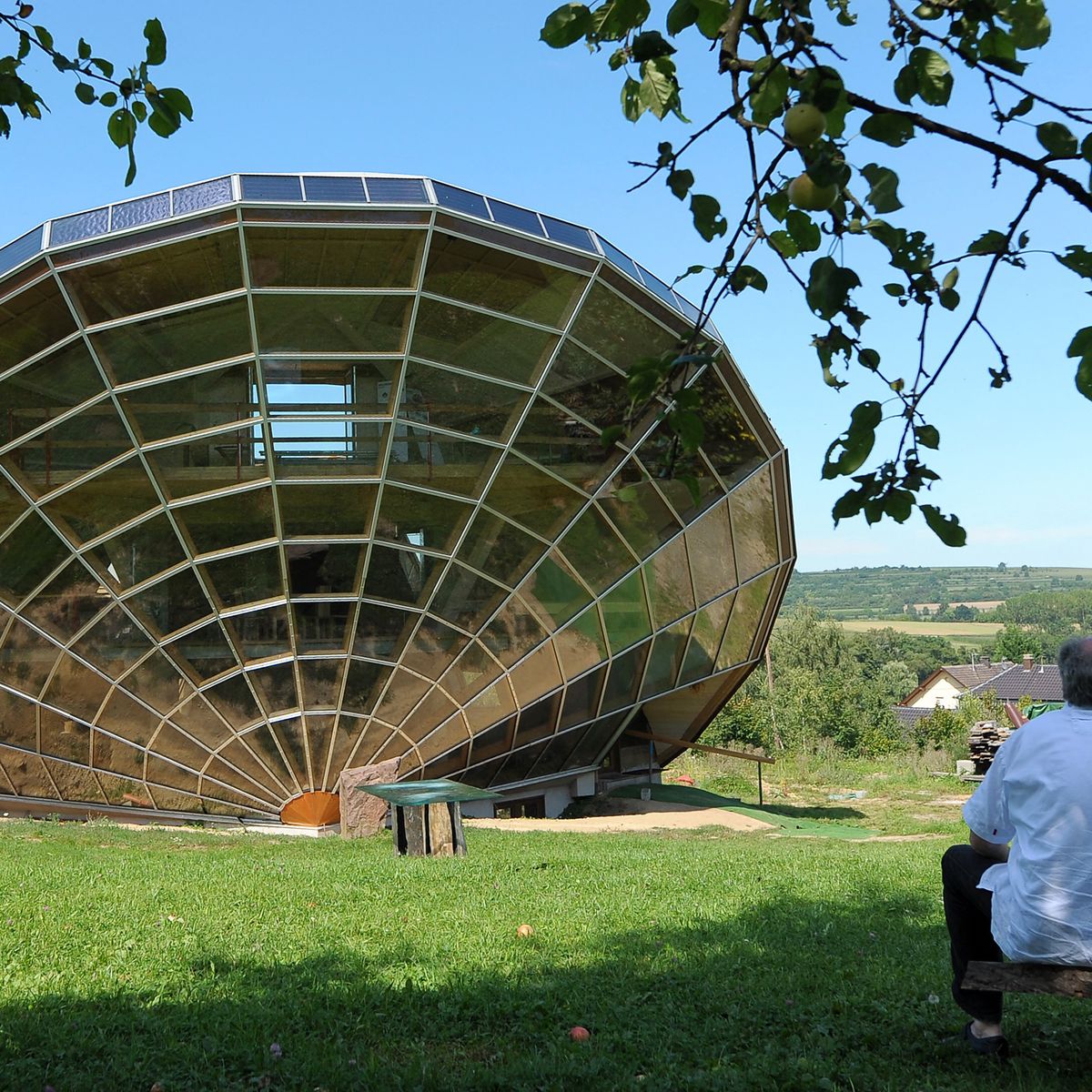 découvrez notre maison solaire, un refuge éco-responsable alliant confort et innovation. profitez d'une habitation autonome en énergie, conçue pour réduire votre empreinte carbone tout en offrant un cadre de vie moderne et agréable. adoptez un mode de vie durable dès aujourd'hui !