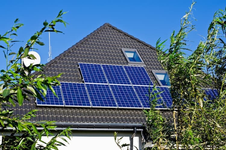 découvrez notre guide complet sur la maison solaire, un habitat respectueux de l'environnement qui utilise l'énergie solaire pour réduire vos factures d'électricité et minimiser votre empreinte carbone. apprenez les avantages, les technologies et les conseils pour construire ou rénover votre maison en utilisant des solutions durables.