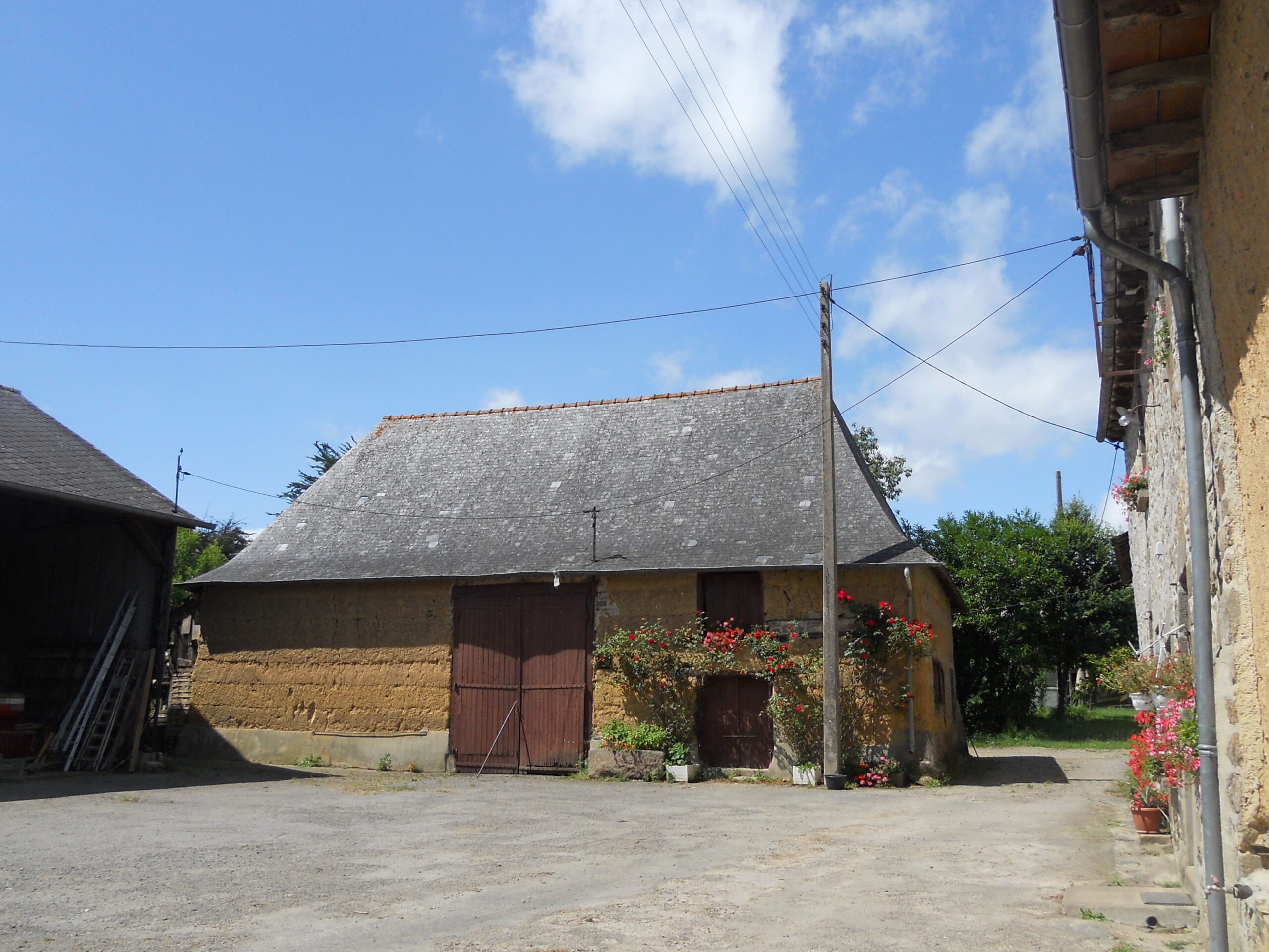découvrez la maison terre bretagne, un havre de paix au cœur de la bretagne, alliant authenticité et modernité. profitez d'un cadre naturel exceptionnel, avec des matériaux écologiques et un design unique, parfait pour des vacances inoubliables en famille ou entre amis.