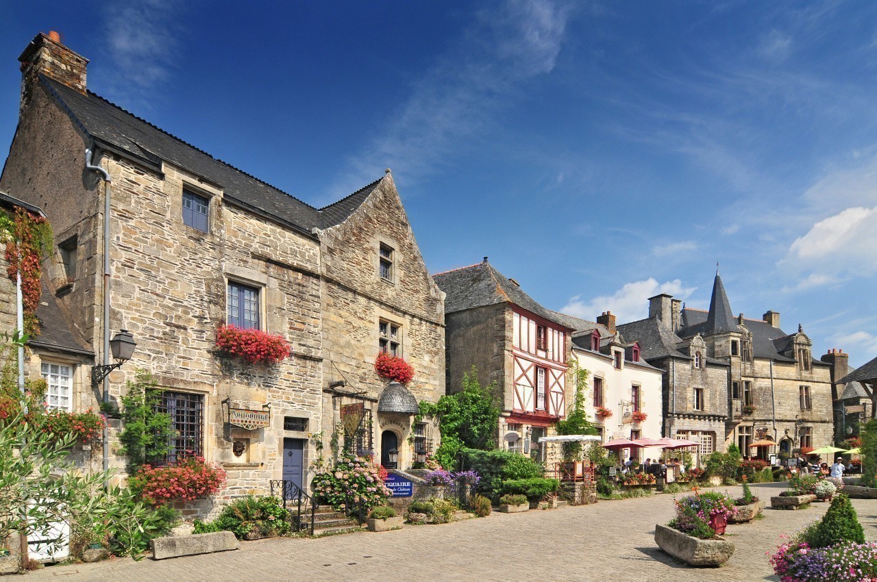 découvrez une charmante maison en terre en bretagne, offrant un mélange parfait de confort moderne et de charme traditionnel. profitez d'une escapade paisible au cœur de la nature bretonne.