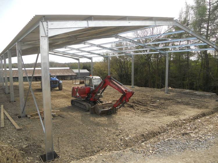 découvrez nos services de montage de hangars métalliques sur mesure, alliant robustesse et esthétique. profitez d'une construction rapide et durable adaptée à vos besoins, que ce soit pour un usage professionnel ou personnel.