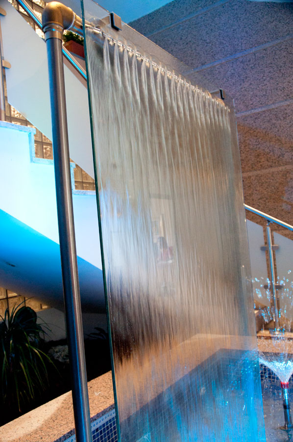 découvrez l'élégance apaisante d'un mur d'eau, une installation qui transforme votre espace extérieur ou intérieur en un oasis de tranquillité. idéal pour créer une ambiance zen, ce mur d'eau apporte un effet relaxant et esthétique à votre décoration.