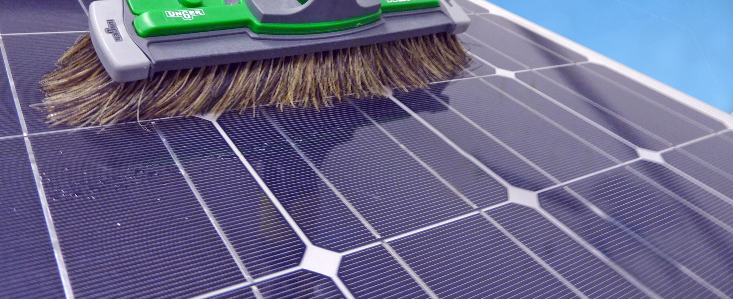 découvrez l'importance du nettoyage des panneaux photovoltaïques pour maximiser leur efficacité énergétique. nos services professionnels garantissent un entretien optimal et un rendement optimal de vos installations solaires.