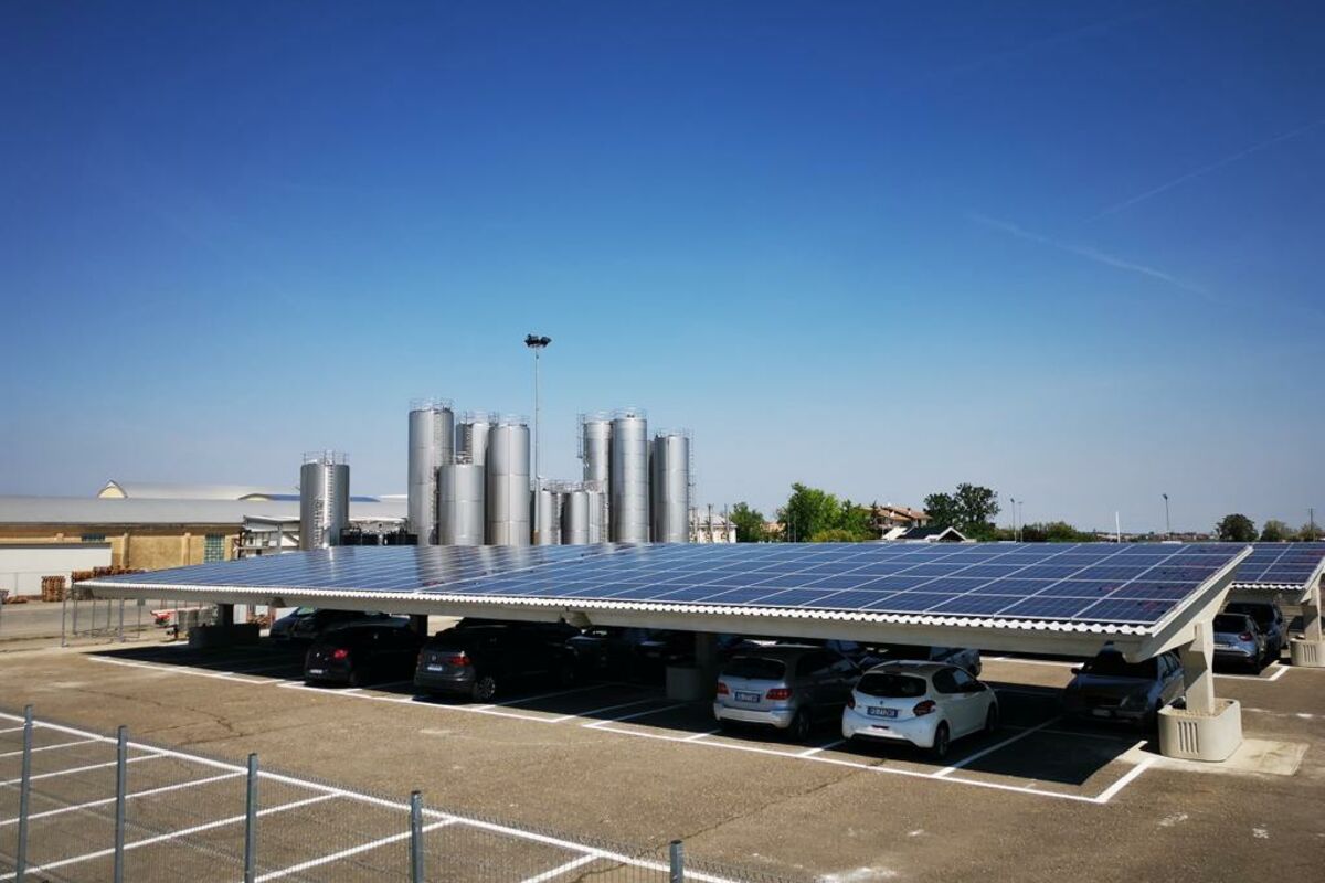 découvrez les avantages des ombrières photovoltaïques, une solution innovante pour produire de l'électricité tout en offrant de l'ombre et en préservant l'environnement. idéales pour les parkings et espaces extérieurs, elles allient esthétique et performance énergétique.