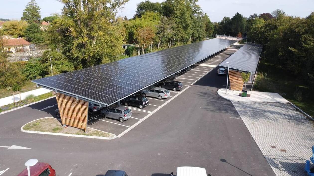 découvrez les avantages des ombrières photovoltaïques, une solution innovante pour produire de l'énergie solaire tout en offrant de l'ombre et de la protection. idéales pour parking et espaces publics, elles combinent durabilité et esthétisme.