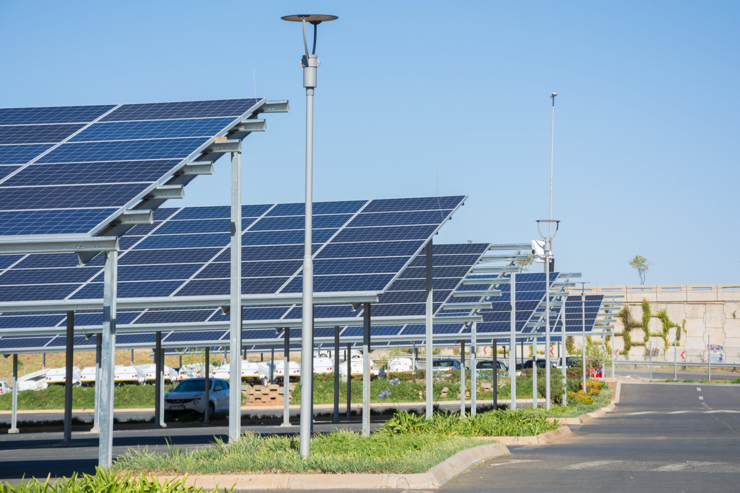 découvrez l'ombrière solaire, une solution innovante qui combine protection contre les intempéries et production d'énergie renouvelable. idéale pour les parkings, cette structure permet de stationner tout en bénéficiant d'une ombre naturelle et d'une énergie verte, contribuant ainsi à un avenir durable.