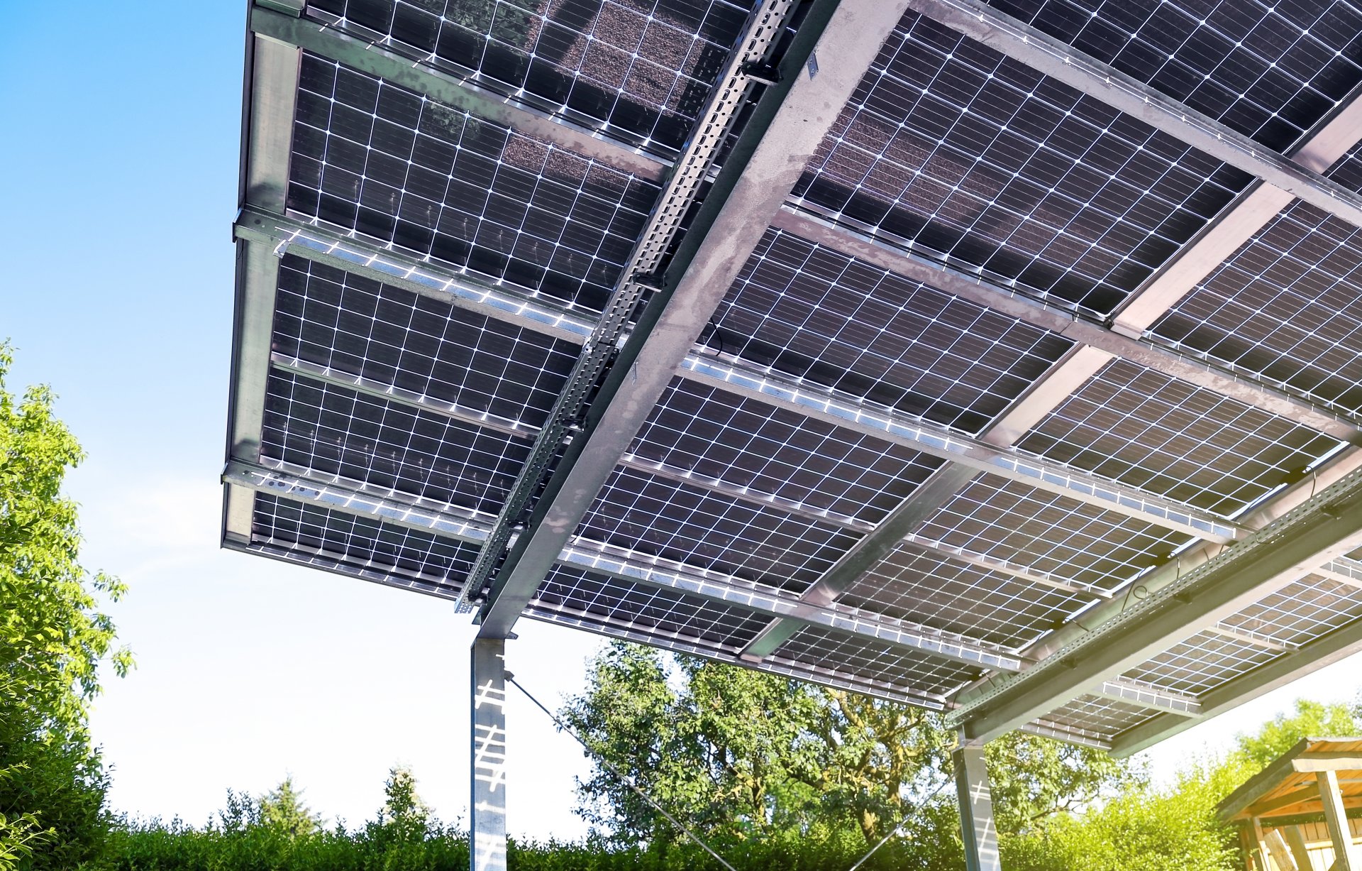découvrez l'ombrière solaire, une solution innovante alliant protection et énergie renouvelable. parfaite pour les parkings et espaces publics, elle offre ombre aux véhicules tout en produisant de l'électricité grâce à des panneaux solaires intégrés. optez pour une alternative écologique et économisez sur vos factures d'énergie!