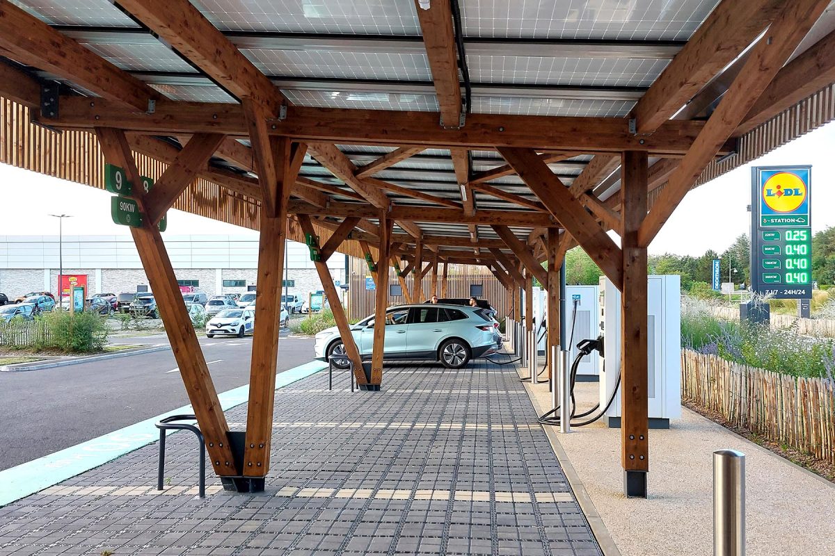 découvrez l'ombrière solaire, une solution innovante alliant espace de stationnement et production d'énergie renouvelable. protégez votre véhicule des intempéries tout en contribuant à la transition énergétique grâce à ce dispositif écologique et économique.