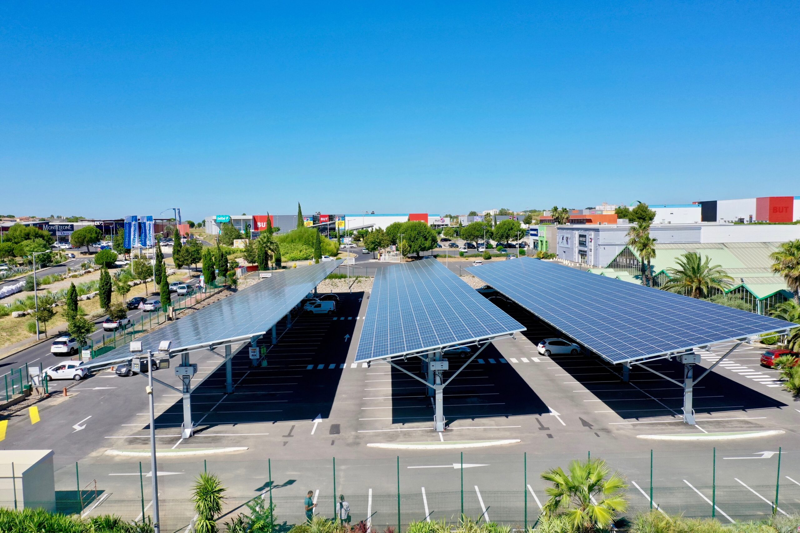 découvrez les ombrières, des structures innovantes et esthétiques qui protègent du soleil tout en embellissant vos espaces extérieurs. idéales pour les terrasses, jardins ou parkings, elles offrent une solution pratique et élégante pour profiter du plein air tout en restant à l'abri des rayons uv.