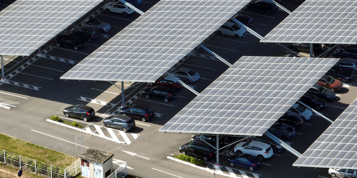 découvrez les ombrières photovoltaïques, une solution innovante pour produire de l'énergie solaire tout en offrant une protection contre les intempéries. idéales pour les parkings et espaces publics, ces structures allient écologie et praticité, contribuant à la transition énergétique.