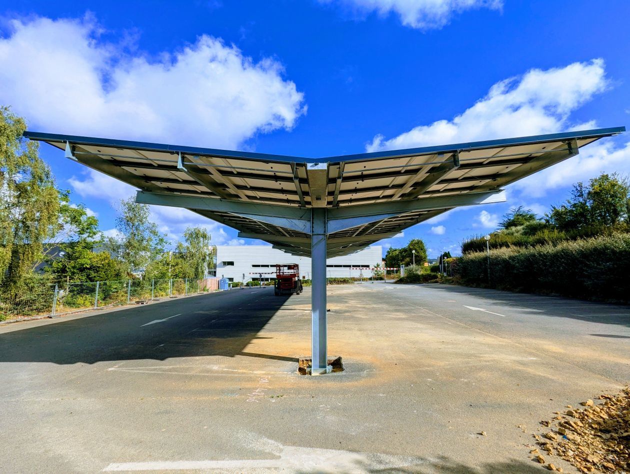 découvrez les ombrières photovoltaïques, une solution innovante et écologique pour produire de l'énergie solaire tout en offrant de l'ombre et du confort. idéales pour les parkings, elles allient esthétique et fonctionnalité, contribuant à la transition énergétique.