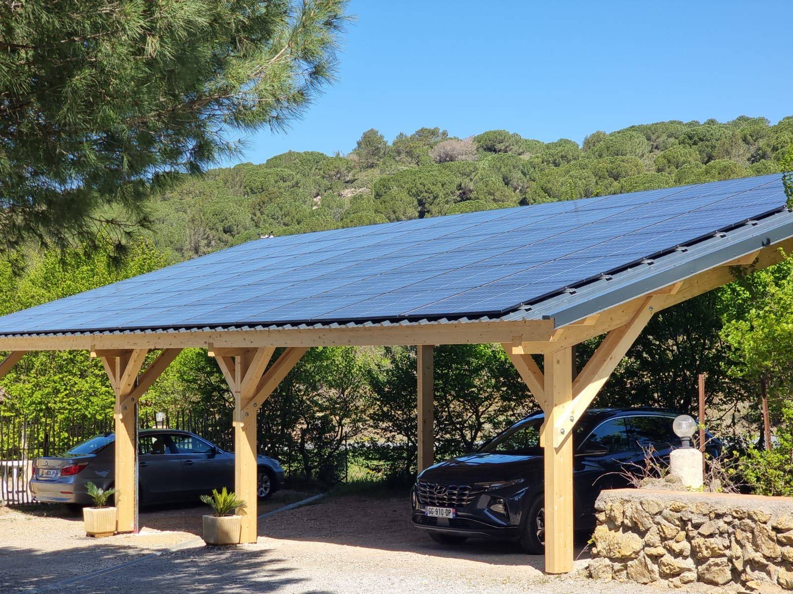 découvrez nos ombrières solaires innovantes, alliant esthétique et durabilité pour protéger votre véhicule tout en produisant de l'énergie renouvelable. idéales pour les parkings, jardins, ou espaces publics, ces structures modernes apportent une solution écologique et économique. transformez votre espace extérieur avec style tout en soutenant la transition énergétique.