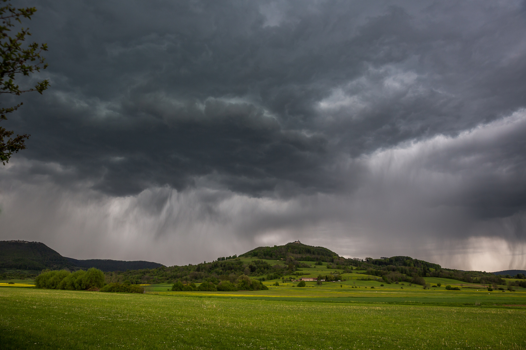 découvrez tout ce qu'il faut savoir sur les orages : leurs causes, leurs caractéristiques et comment se sécuriser lors de ces phénomènes météorologiques impressionnants. apprenez à reconnaître les signaux d'alerte et à profiter de la beauté de la nature tout en restant en sécurité.