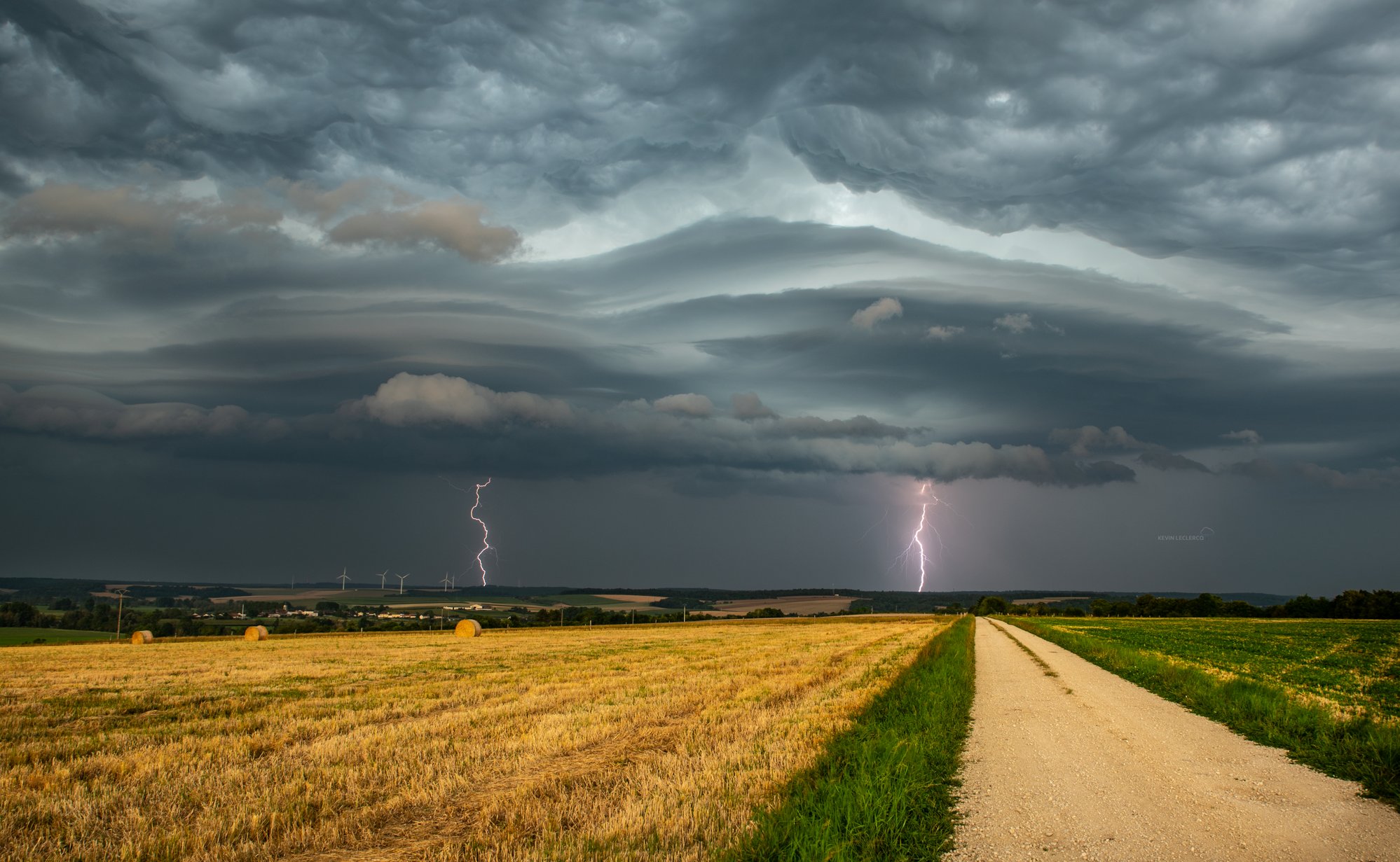 découvrez les mystères et la beauté des orages : phénomènes atmosphériques captivants, impacts sur l'environnement et conseils pour rester en sécurité lors de ces tempêtes impressionnantes.