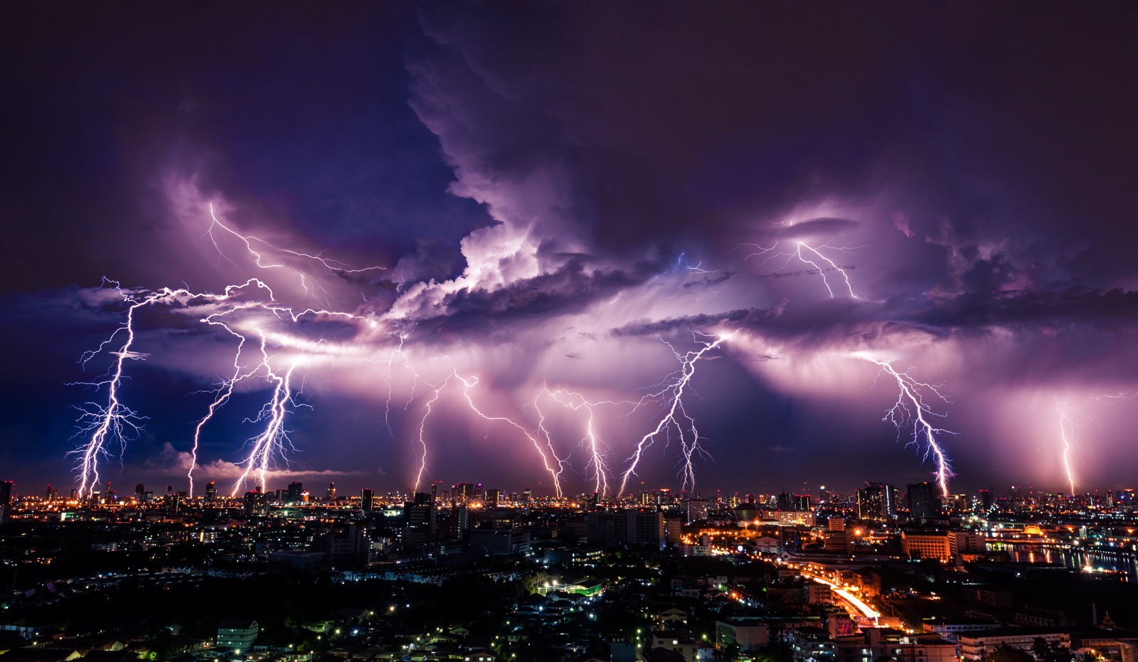 découvrez l'univers fascinant des orages : leurs causes, leurs caractéristiques et les phénomènes électromagnétiques qui les accompagnent. plongez dans le temps orageux et apprenez comment se préparer à ces événements naturels impressionnants.