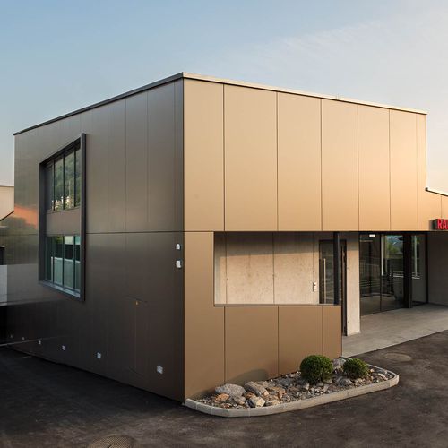 découvrez notre sélection de panneaux pour façades, alliant esthétique et durabilité. parfaits pour moderniser votre bâtiment, ces panneaux offrent une isolation efficace et un large choix de designs pour répondre à tous vos besoins. transformez vos espaces extérieurs avec élégance !