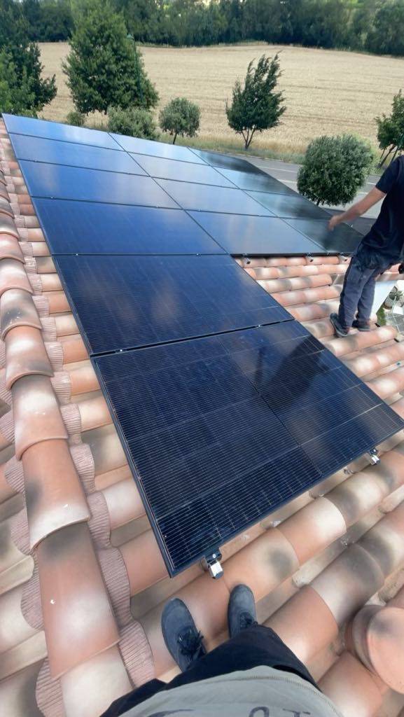 découvrez nos panneaux solaires de 6 kwc, une solution énergétique optimale pour réduire vos factures d'électricité et diminuer votre empreinte carbone. performants et durables, ils s'intègrent parfaitement à votre habitat tout en contribuant à la protection de l'environnement. optez pour l'énergie renouvelable dès aujourd'hui !
